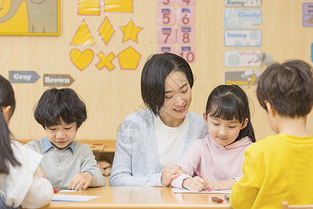 幼儿园老师教小女孩写字背景图片