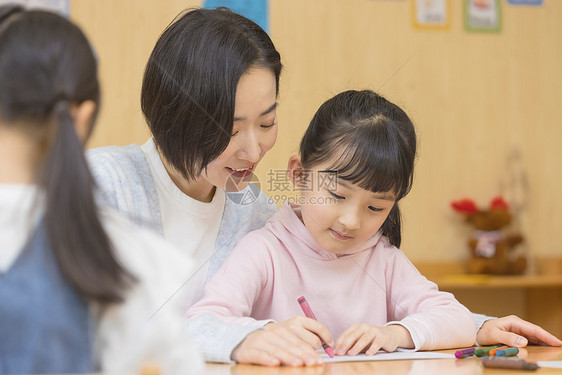 幼儿园老师教小女孩写字图片