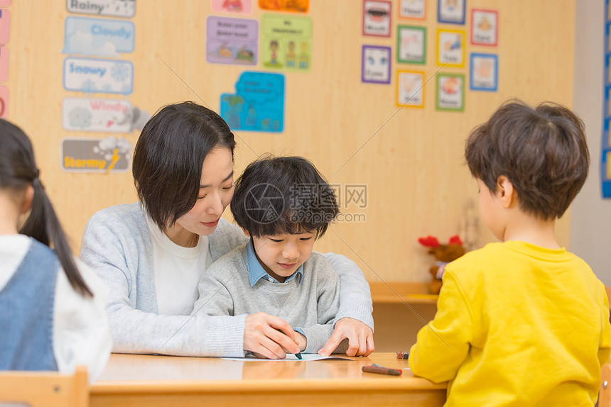 女幼师教小男孩写字图片