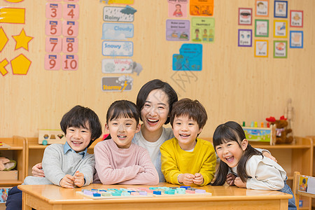 幼儿园的老师和小朋友们图片
