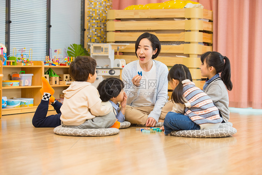 女幼师上课和小朋友们积极互动图片