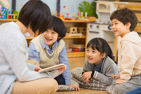 小朋友们上课认真听老师讲故事幼儿园高清图片素材