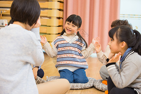 幼儿园老师小女孩课上回答问题互动背景