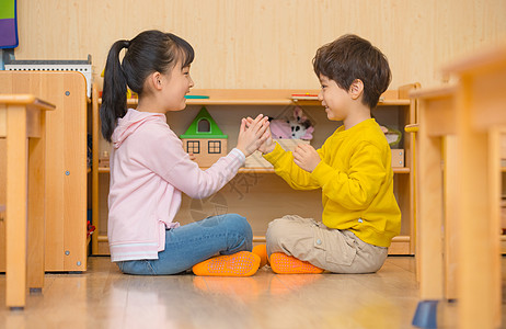 小朋友玩积木小女孩和小男孩玩拍手游戏背景