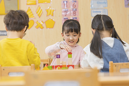 儿童一起学习幼儿园小朋友们一起搭积木背景