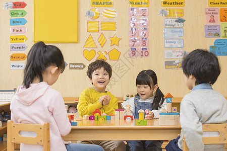 儿童一起学习幼儿园小朋友们一起搭积木背景