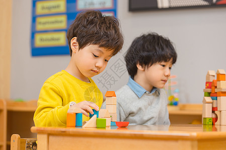 在学习的小朋友幼儿园小男孩在堆积木背景