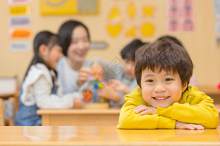 在幼儿园的小男孩形象图片