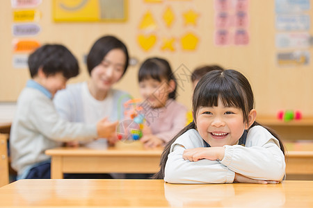 幼儿园海报在幼儿园的小女孩形象背景