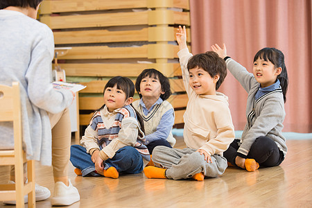 幼儿园学生幼儿园小朋友举手回答问题背景