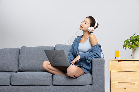手绘果汁居家女性坐在沙发上听音乐背景
