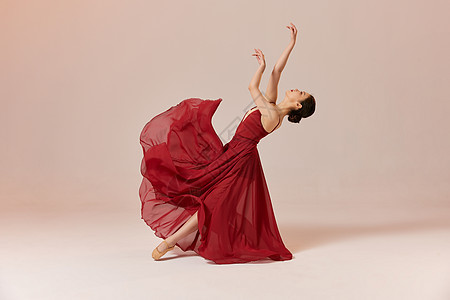 美女舞者舞动长裙裙摆舞蹈高清图片素材