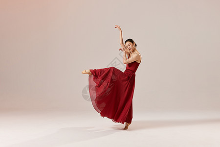 美女舞者舞动裙摆形态高清图片素材