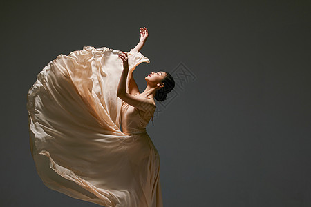 美女舞者甩动长裙裙摆高清图片