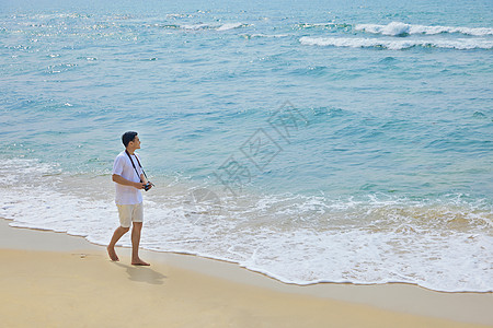 海岛椰子树年轻男士海边旅行散步背景