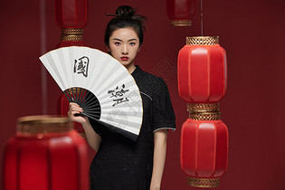 中国风国潮旗袍美女拿着扇子图片