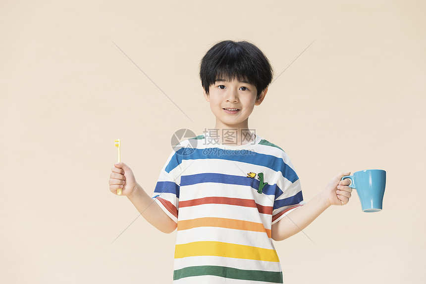 儿童小男孩刷牙口腔护理图片