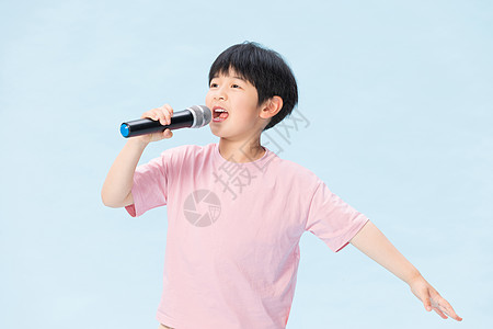 唱歌的学生童真小男孩拿麦克风唱歌背景