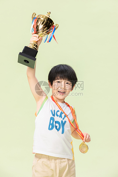 小男孩手捧金牌奖杯图片