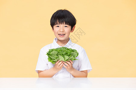 可爱小男孩健康饮食吃蔬菜图片