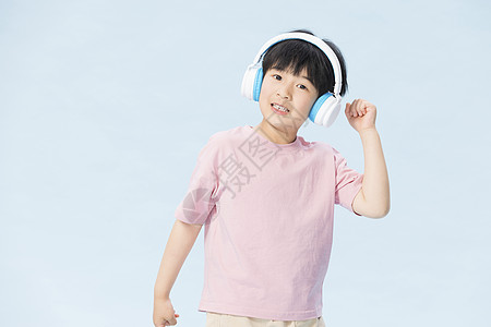 戴耳机的小男孩童真小男孩戴耳机听音乐背景