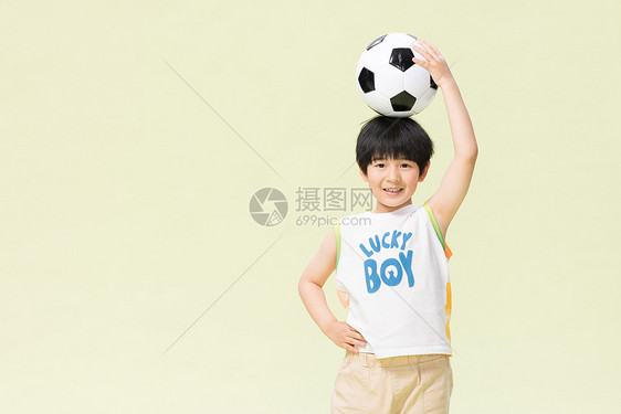 童真小男孩玩足球图片