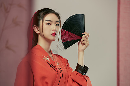 拿折扇的中国风美女背景图片