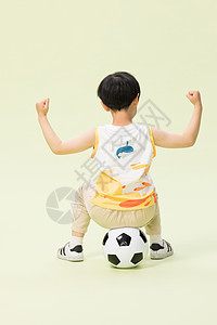 童真小男孩玩足球图片