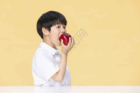 儿童小男孩吃苹果图片