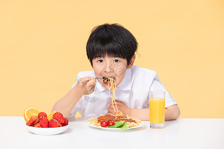 可爱小男孩健康饮食高清图片