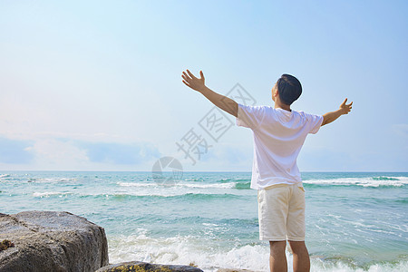 青春与梦想男青年张开手臂面朝大海背影背景