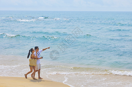 海水背景年轻情侣海边旅行背景