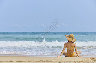 夏日海边沙滩上的比基尼美女背影图片