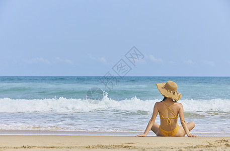 夏日海边沙滩上的比基尼美女背影背景图片