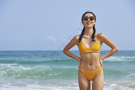 夏日海边比基尼美女背景图片