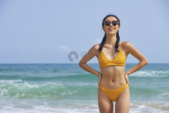 夏日海边比基尼美女图片