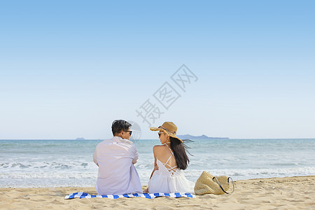 年轻女性海边情侣对视背景