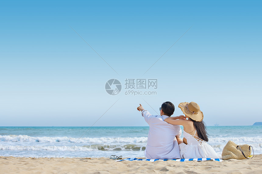 海边情侣看海背影图片