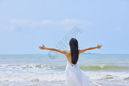 夏日海边美女张开手臂背影背景