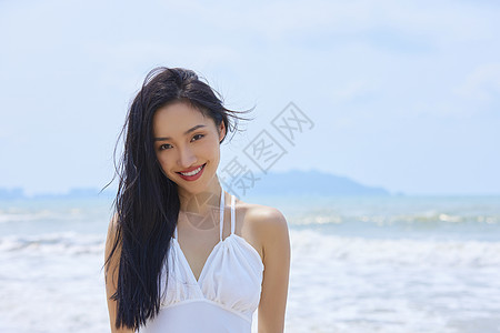 海水背景微笑的夏日海边美女背景