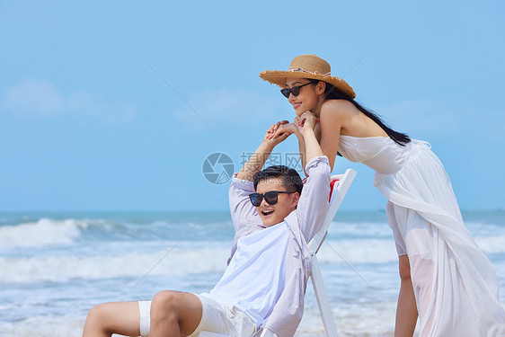 年轻甜蜜情侣海边度假图片