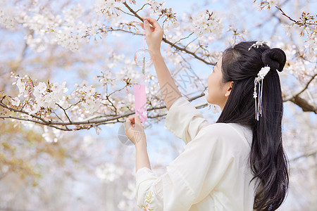 古风素材美女古风汉服樱花美女挂风铃许愿背景