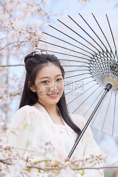 古风汉服樱花美女撑伞赏花图片