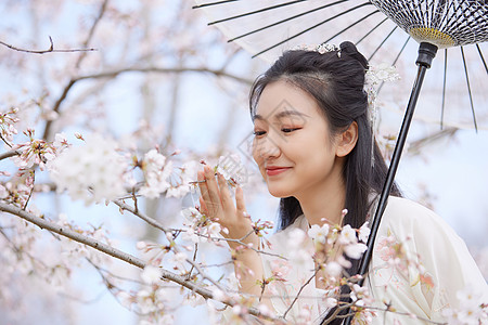 古风汉服樱花美女撑伞赏花高清图片