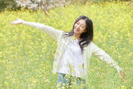 油菜花田花季少女图片