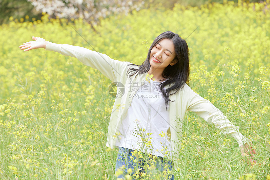 油菜花田花季少女图片