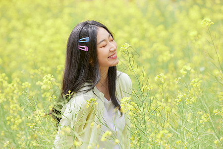 客服美女油菜花田花季少女背景