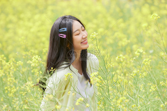 油菜花田花季少女图片