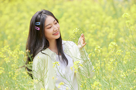 油菜花田花季少女图片