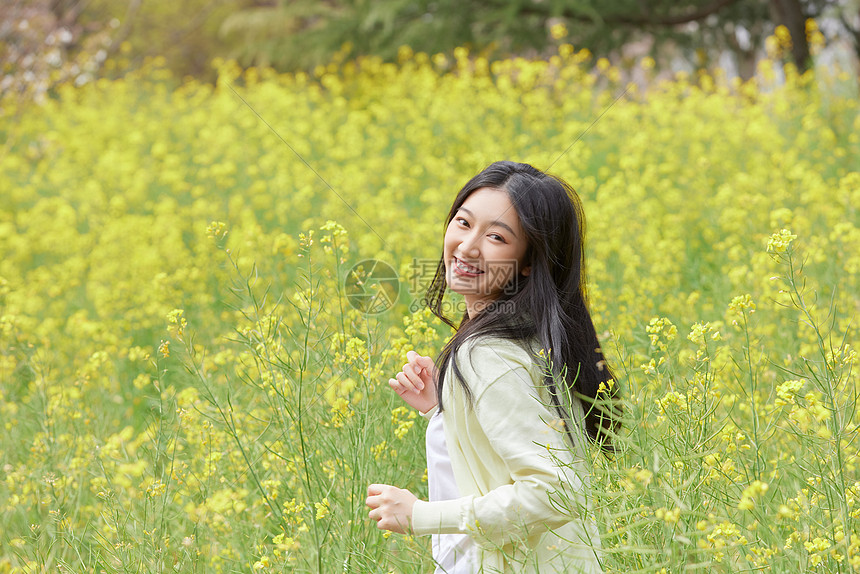 油菜花田花季少女图片